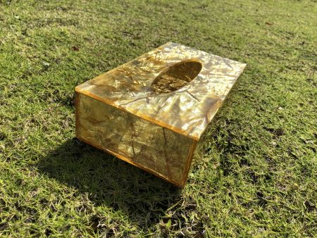 صندوق المناديل بالنسيج الذهبي